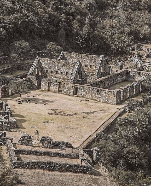 Vastes terrasses et vestiges archéologiques de la citadelle de Choquequirao - Graine de Voyageur