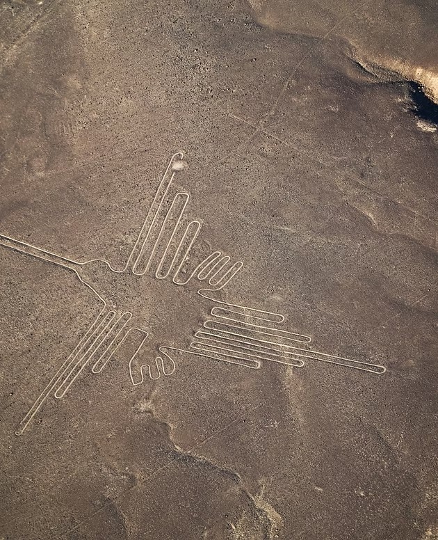 Géoglyphe géométrique dans le désert péruvien - lignes de Nazca, Graine de Voyageur