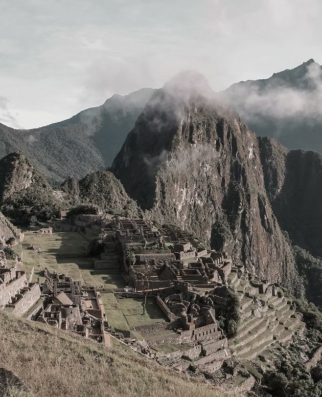 Citadelle du Machu Picchu surplombant les vallées andines - archives de l'héritage impérial, Graine de Voyageur