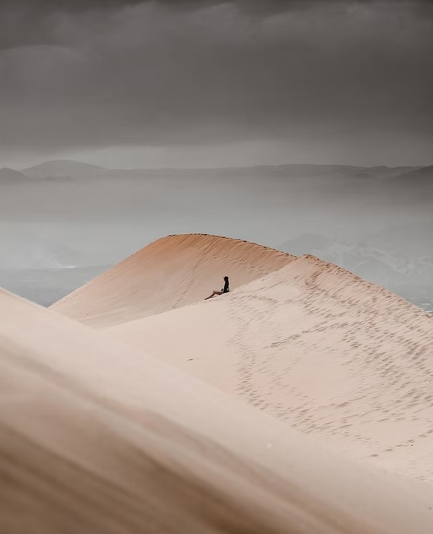 Dunes de sable et silhouette solitaire au désert de Huacachina - Graine de Voyageur