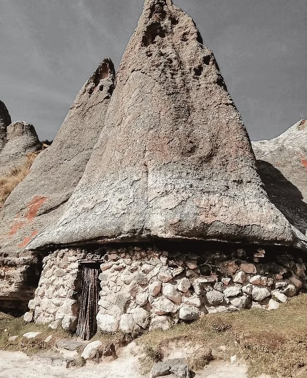 Formations rocheuses volcaniques en forme de cônes - Pampachiri, Graine de Voyageur