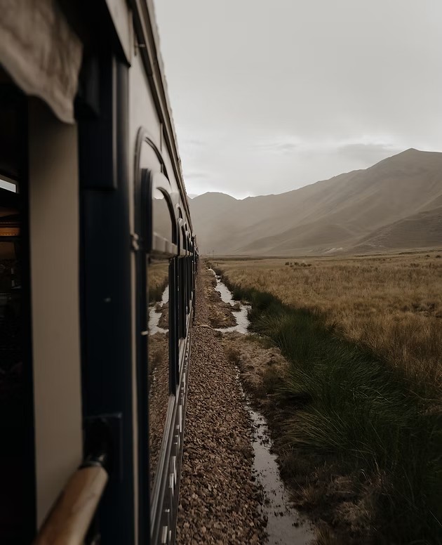 Train Hiram Bingham traversant l'altiplano péruvien, héritage andin